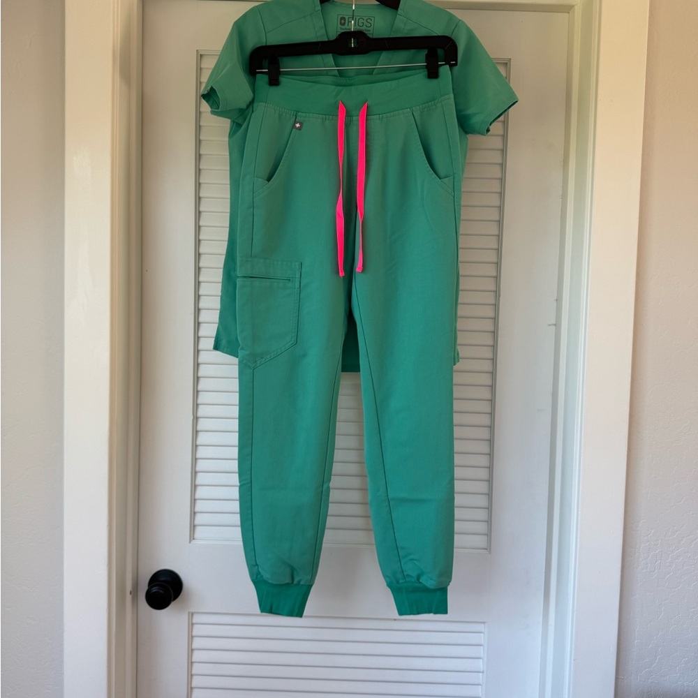 Figs Surgical Green Zamora Joggers & Casma Three-Pocket Scrub Top